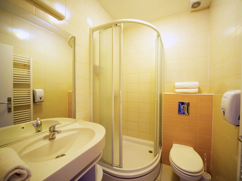 Funk Lounge Hostel Triple Room, Private Bathroom 6