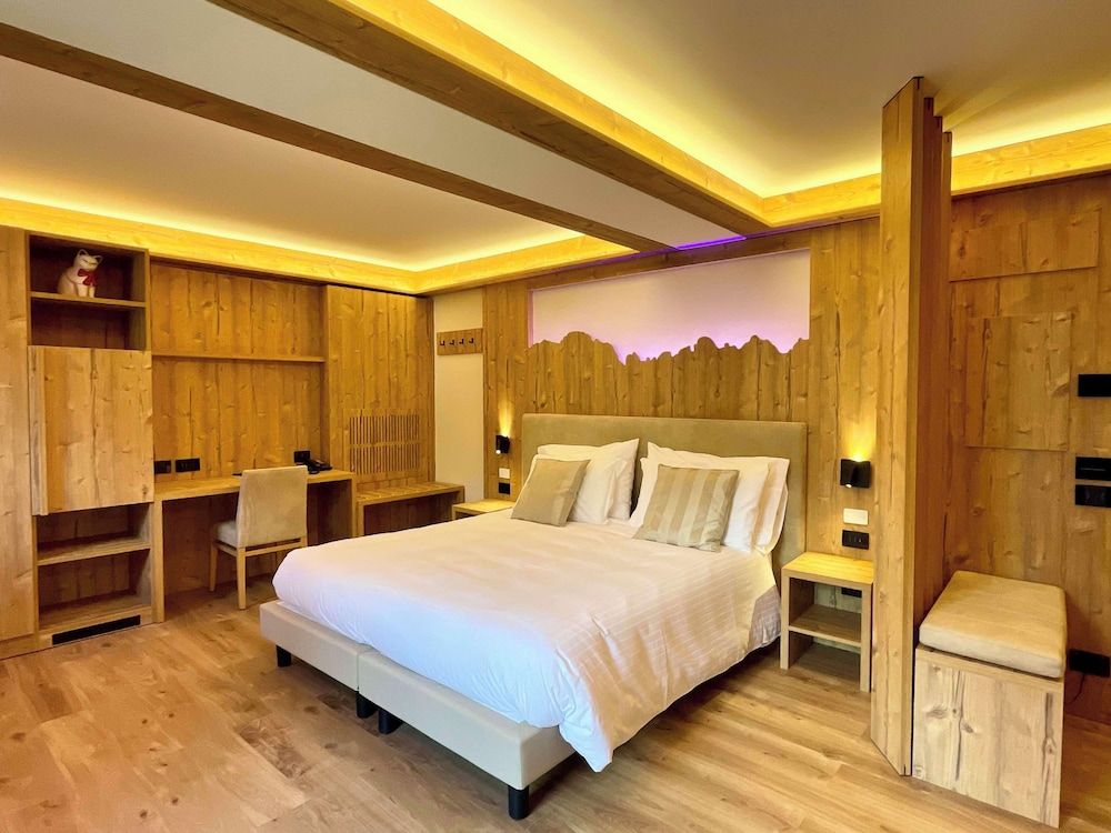 Deluxe Room, 1 Queen Bed, Balcony, Mountain View