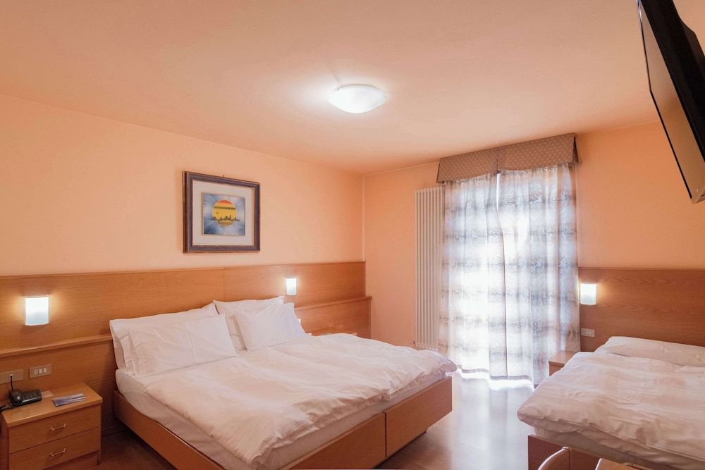 Standard Room, Multiple Beds, Balcony, Mountain View (Converts to 2 Twin Beds)