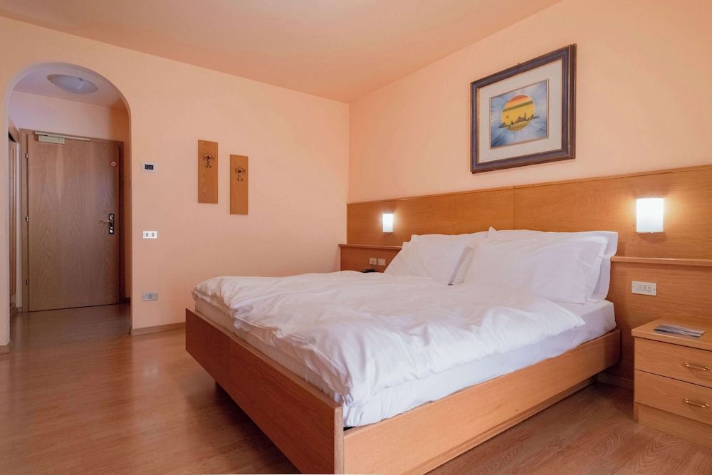 Standard Room, Multiple Beds, Balcony, Mountain View (Converts to 2 Twin Beds)