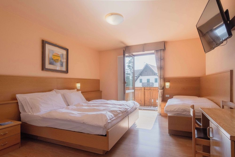 Family Room, Multiple Beds, Balcony, Mountain View (Converts to 2 Twin Beds)