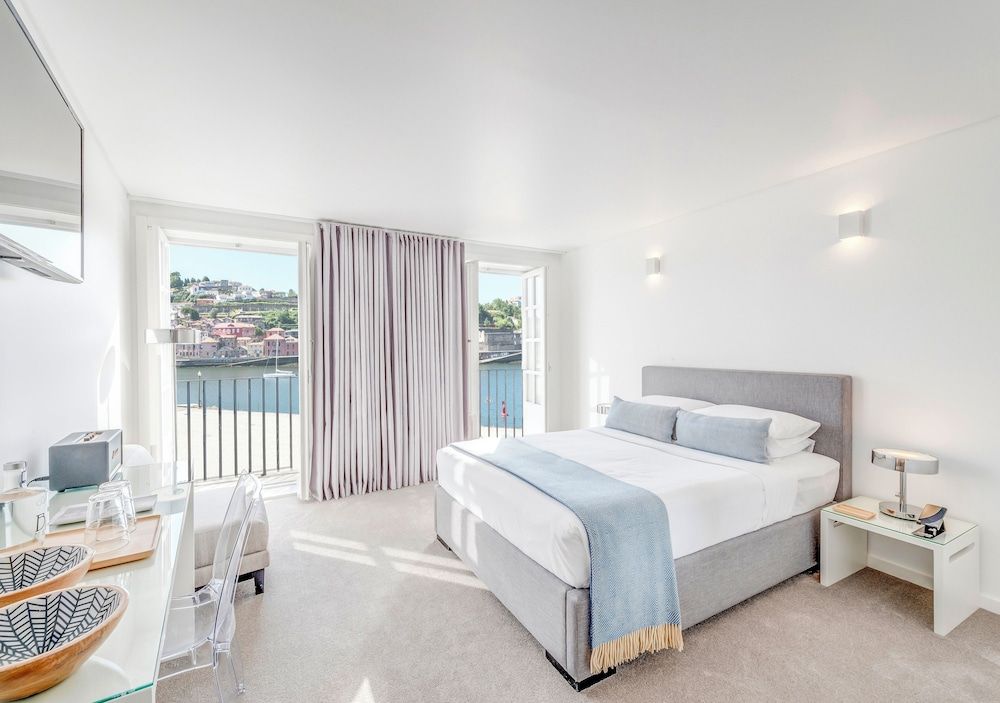 Miragaia Riverside Suites. Deluxe Double Room, Balcony, River View