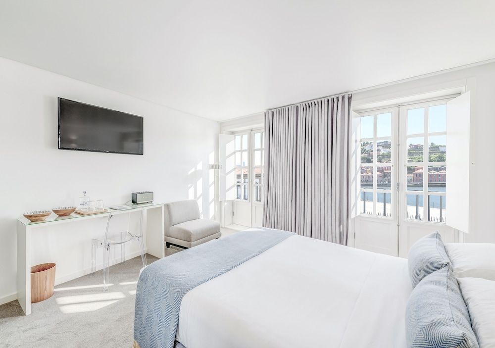 Miragaia Riverside Suites. Deluxe Double Room, Balcony, River View 2