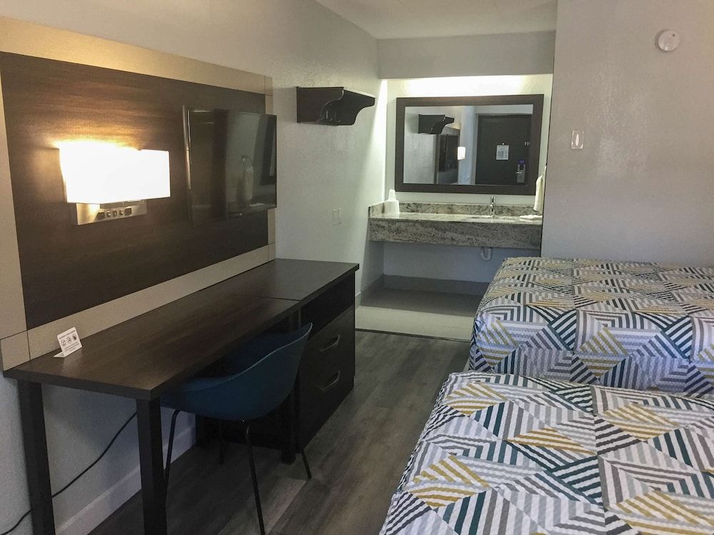 Motel 6 Burnsville, MN Deluxe Room, 2 Queen Beds, Non Smoking, Refrigerator & Microwave 4