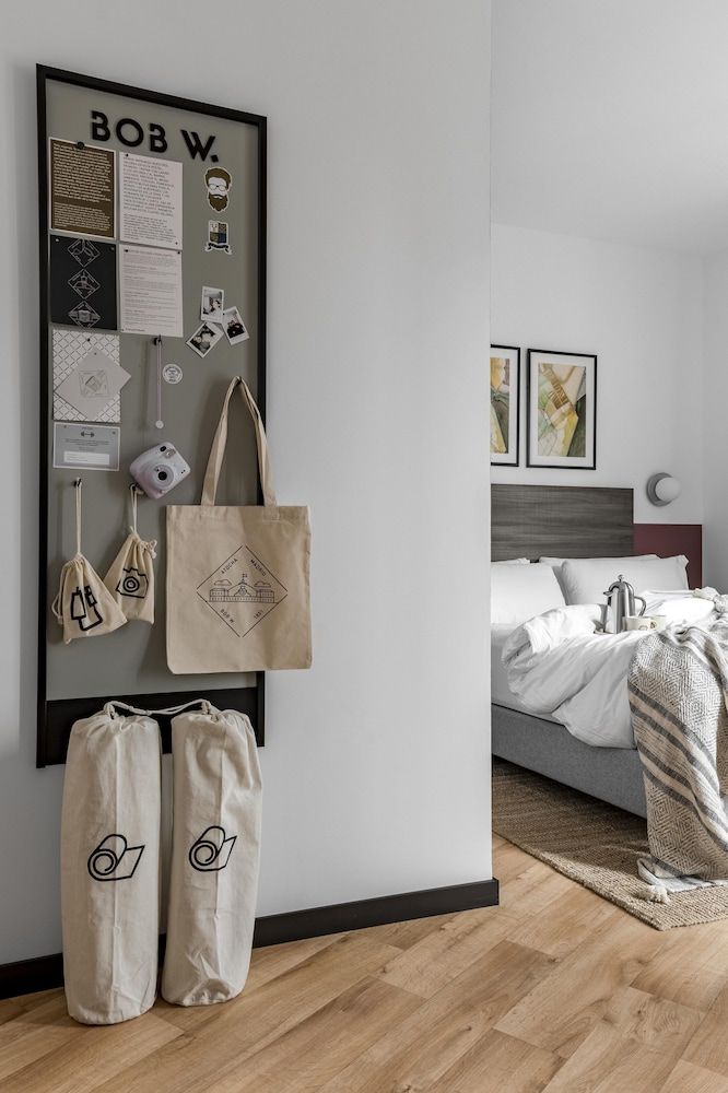 undefined Bob W Madrid Atocha 7