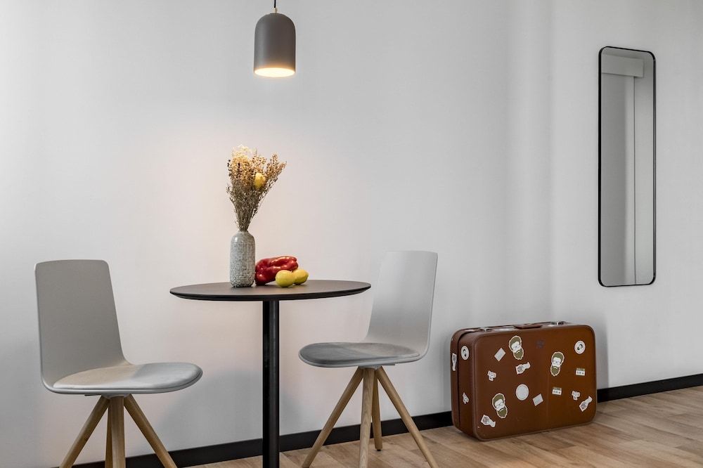 Bob W Madrid Atocha Comfy Studio. 5