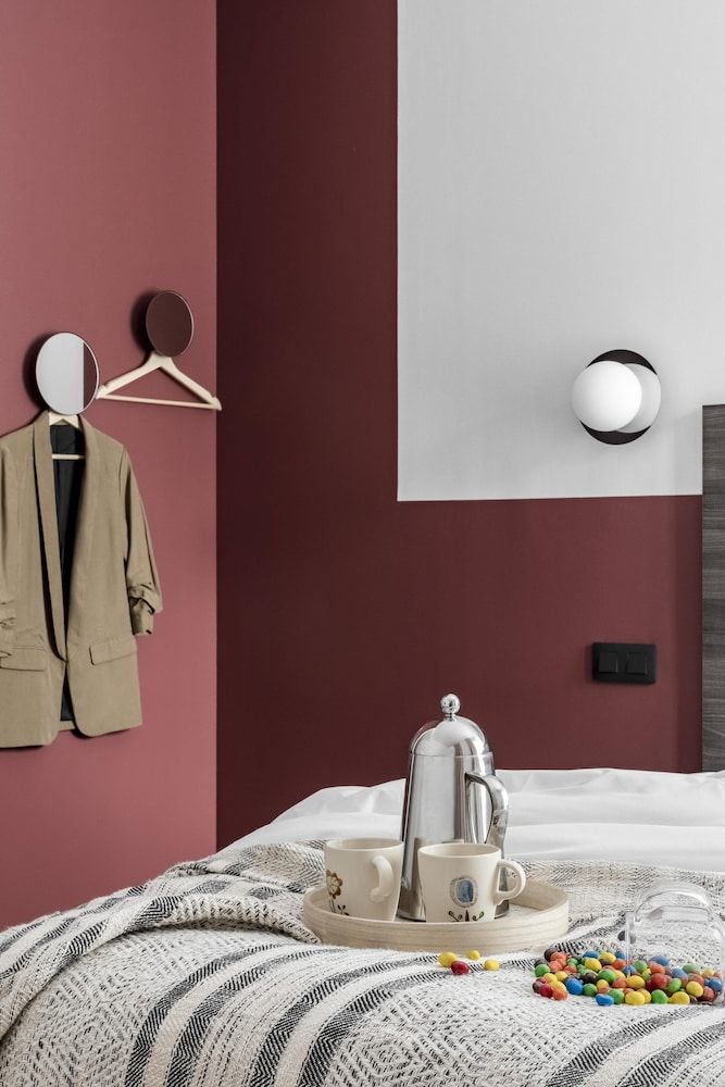 Bob W Madrid Atocha Comfy Studio. 6