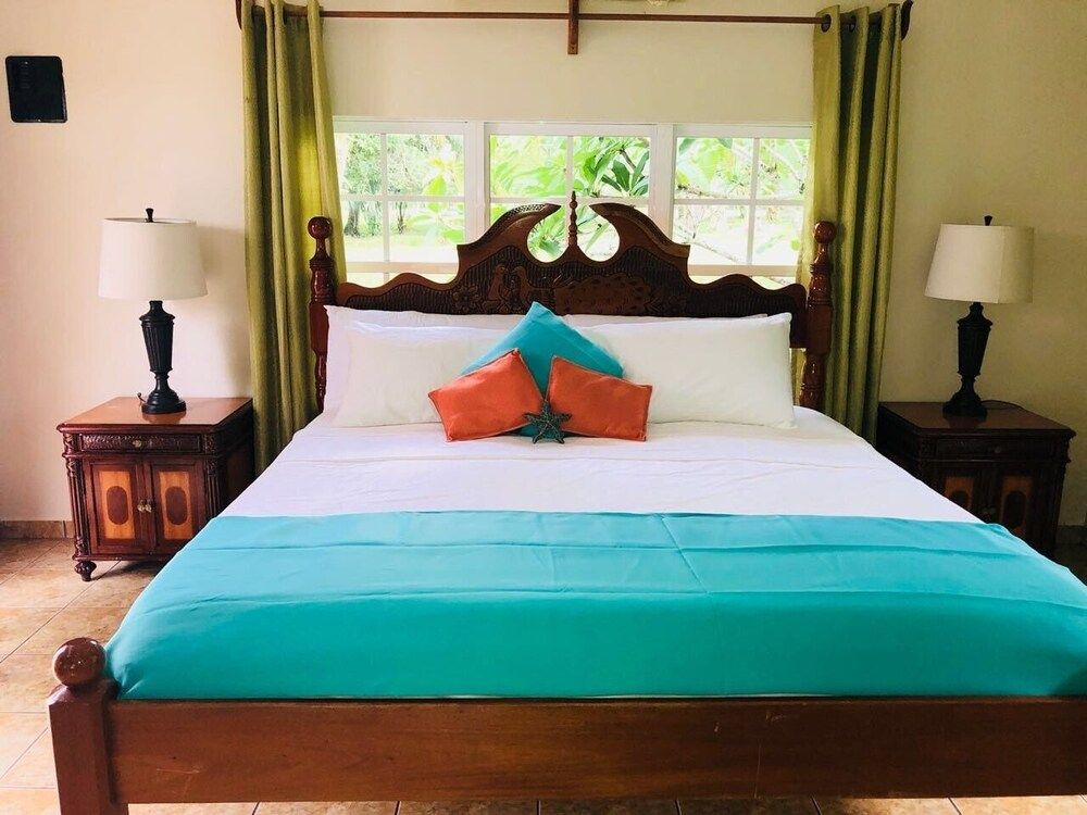 Kiki Witz Comfort Cabin, 1 King Bed with Sofa bed, Kitchenette, Pool View 2