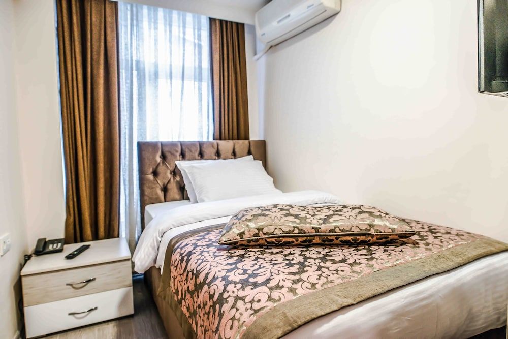 undefined Lazz City Hotel 10