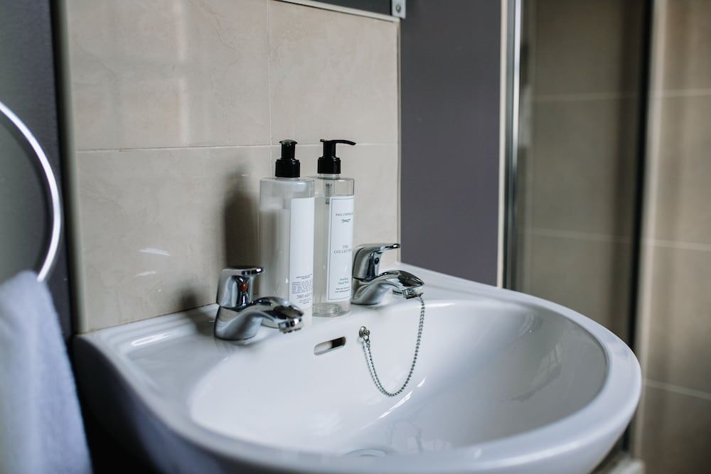 Ralph's Economy Single Room, Ensuite 2