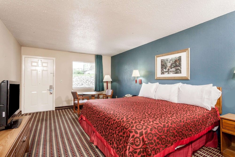 Room, 1 King Bed, Accessible, Non Smoking (Mobility, Tub w/ Grab Bars)
