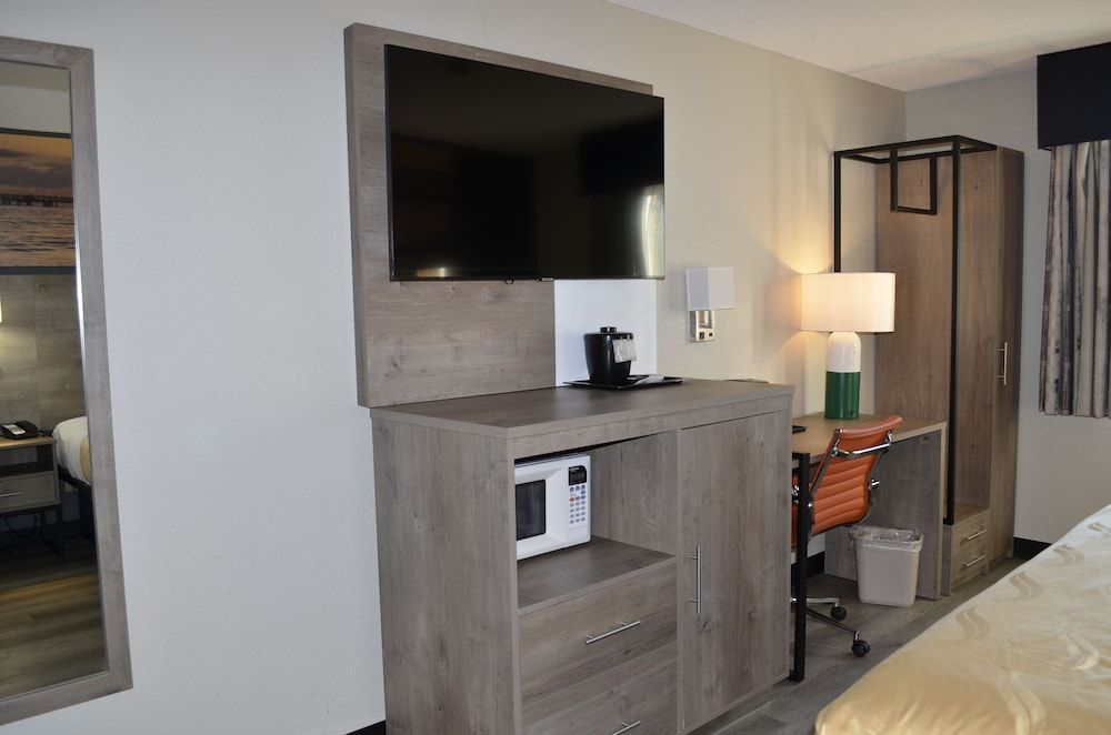 Quality Inn & Suites Ankeny - Des Moines Standard Room, 1 King Bed, Non Smoking 5