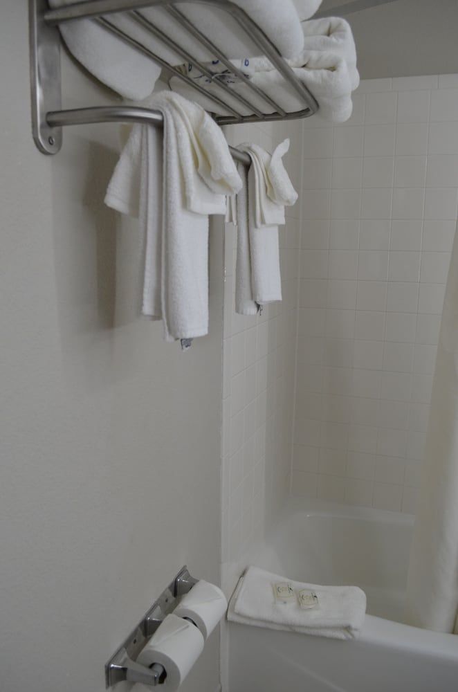 Quality Inn & Suites Ankeny - Des Moines Standard Room, 1 King Bed, Non Smoking 4