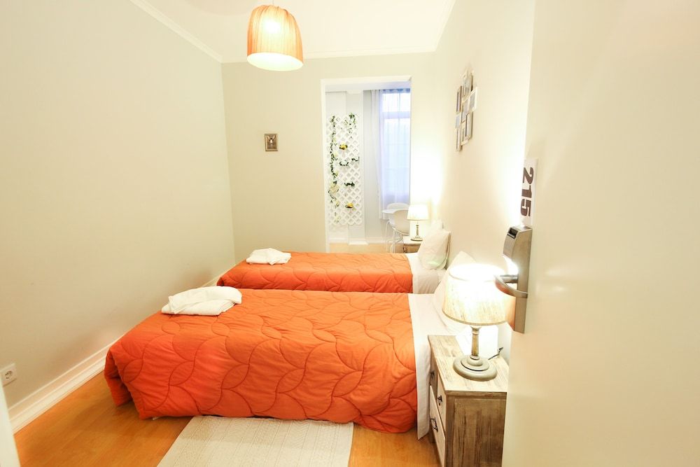 Lisboa Central Hostel Twin Room, Shared Bathroom 3