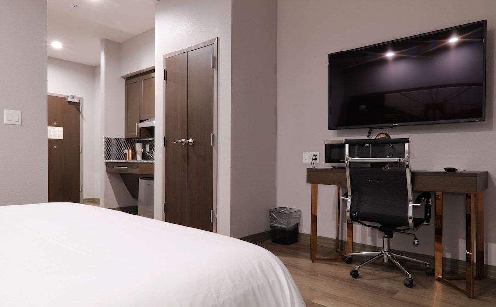 Suite, 1 King Bed, Accessible, Kitchenette (Kitchenette )