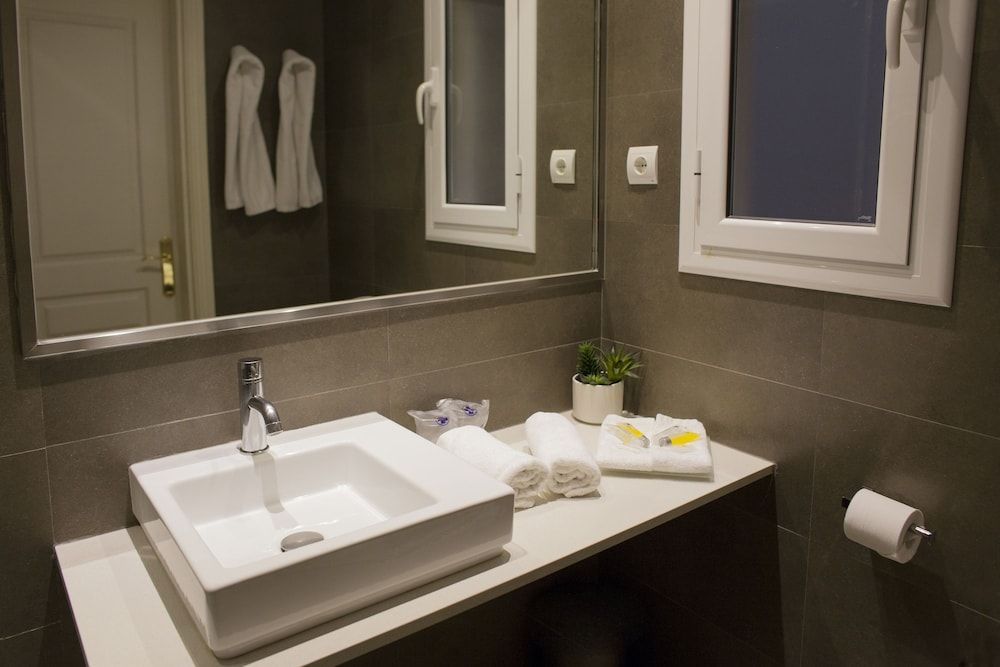 Hostal Goya Twin Room 9