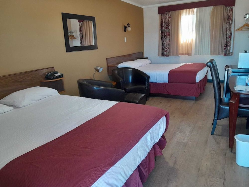 Travellers Motel Room, 2 Queen Beds, Non Smoking 3