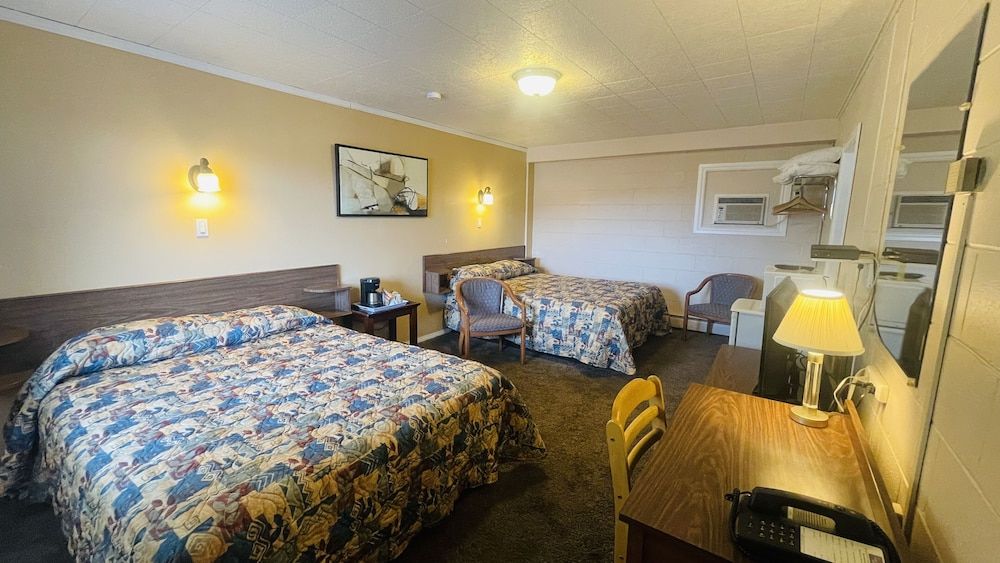 Travellers Motel Room, 2 Queen Beds, Non Smoking 2