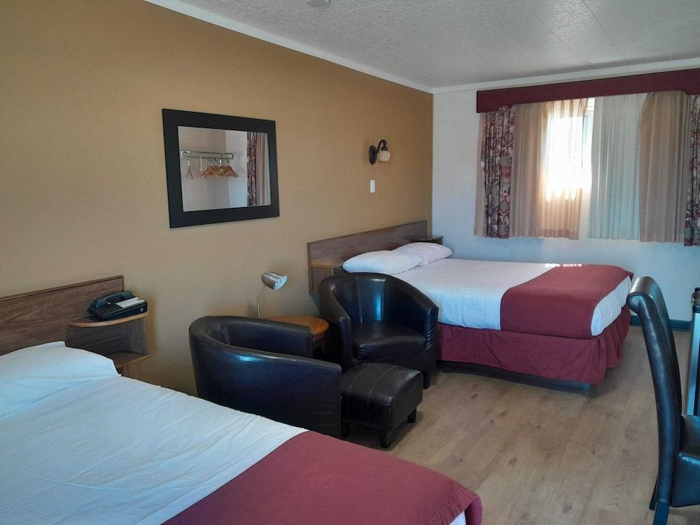 Travellers Motel Room, 2 Queen Beds, Non Smoking 5