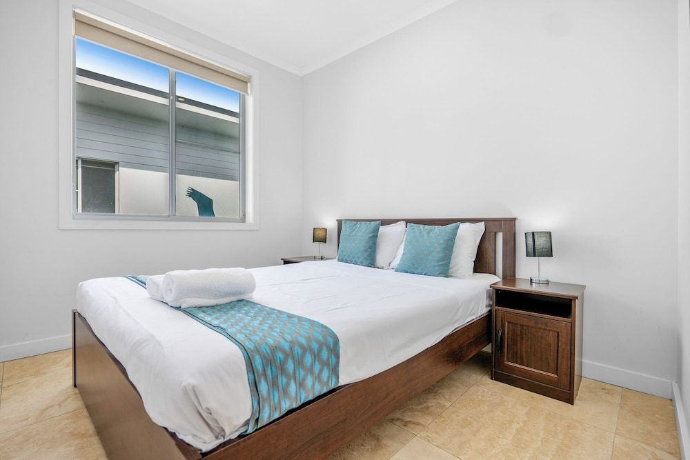 Lakes Resort Family Apartment, 4 Queen Bedrooms 4