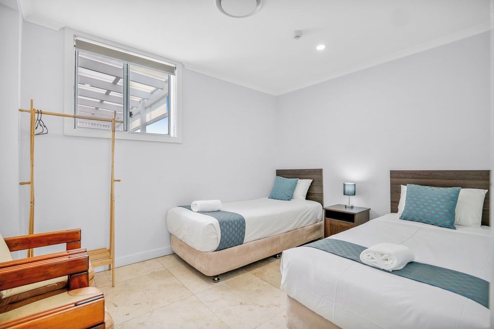 Lakes Resort Family Apartment, 4 Queen Bedrooms 6