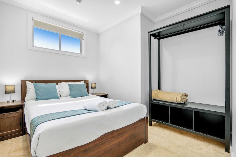 Lakes Resort Family Apartment, 4 Queen Bedrooms 3