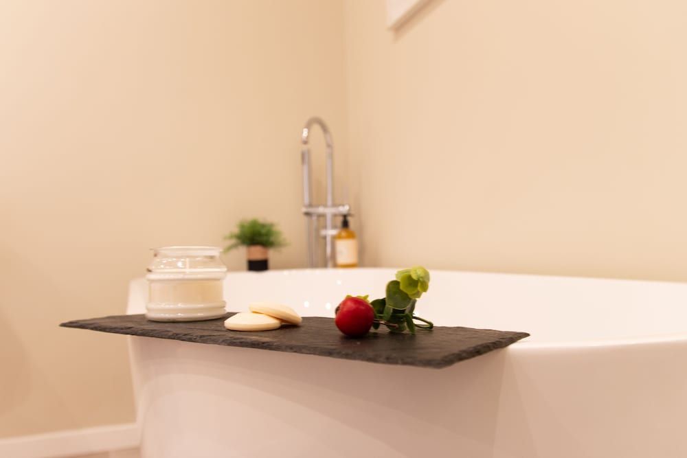 Deep Soaking Bathtub