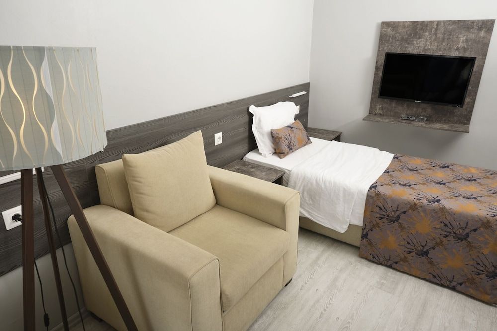 The Breeze Hotel Family Room 8