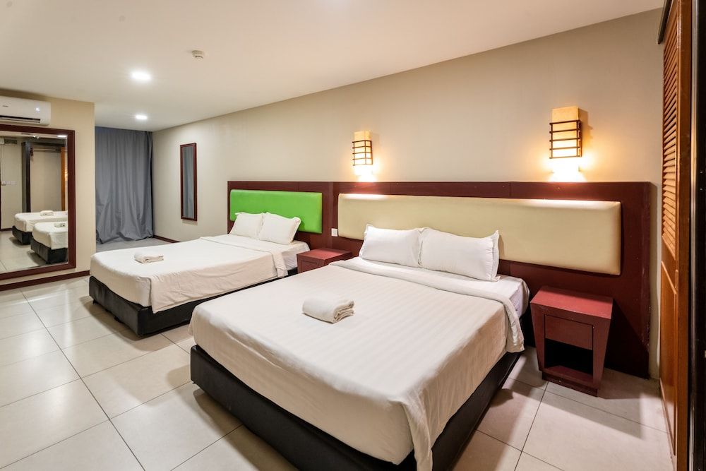 Pertama Lodge Family Room, 2 Queen Beds 3