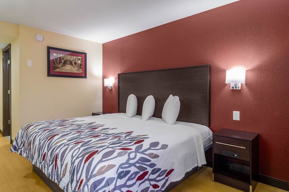 Red Roof Inn Perrysburg Standard Room, 1 Queen Bed, Non Smoking 4