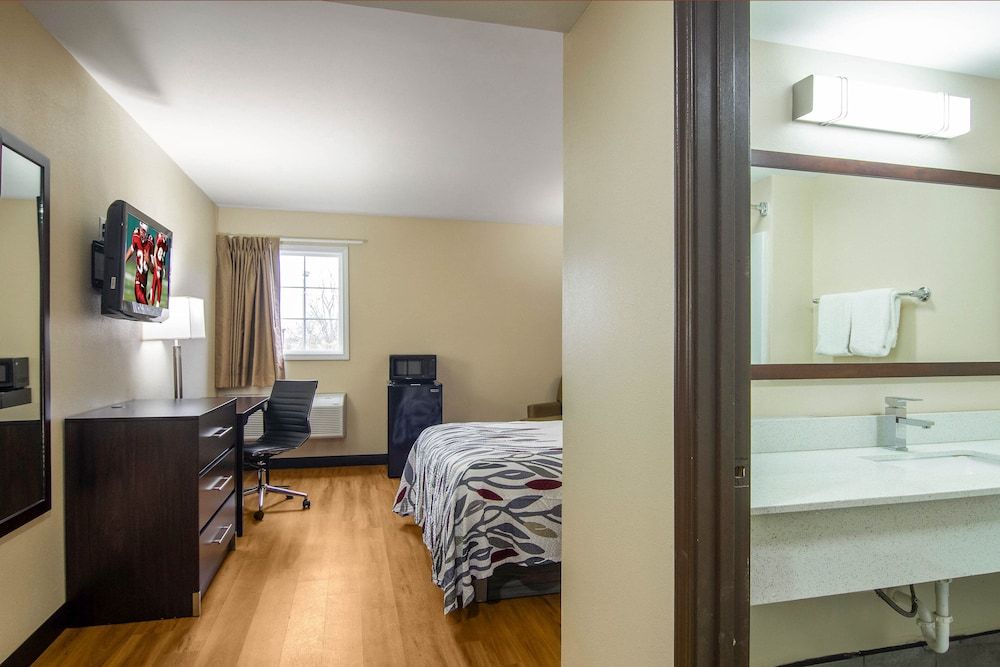 Red Roof Inn Perrysburg Standard Room, 1 Queen Bed, Non Smoking