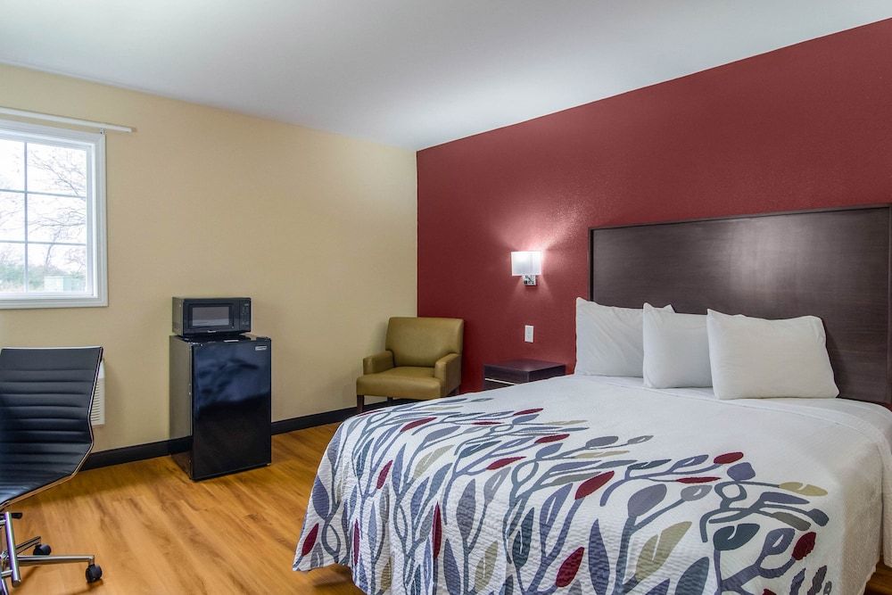 Red Roof Inn Perrysburg Standard Room, 1 Queen Bed, Non Smoking 3