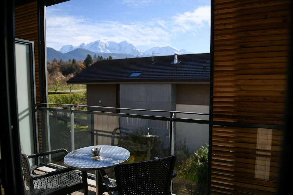 Best Western Plus Pays du Mont Blanc Standard Apartment, 1 Queen Bed, Balcony, Mountain View 4