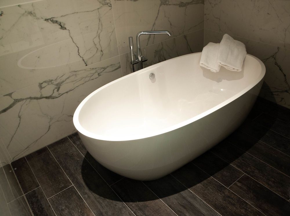 Hotel Monarc Superior Queen Room with Two Queen Beds 5