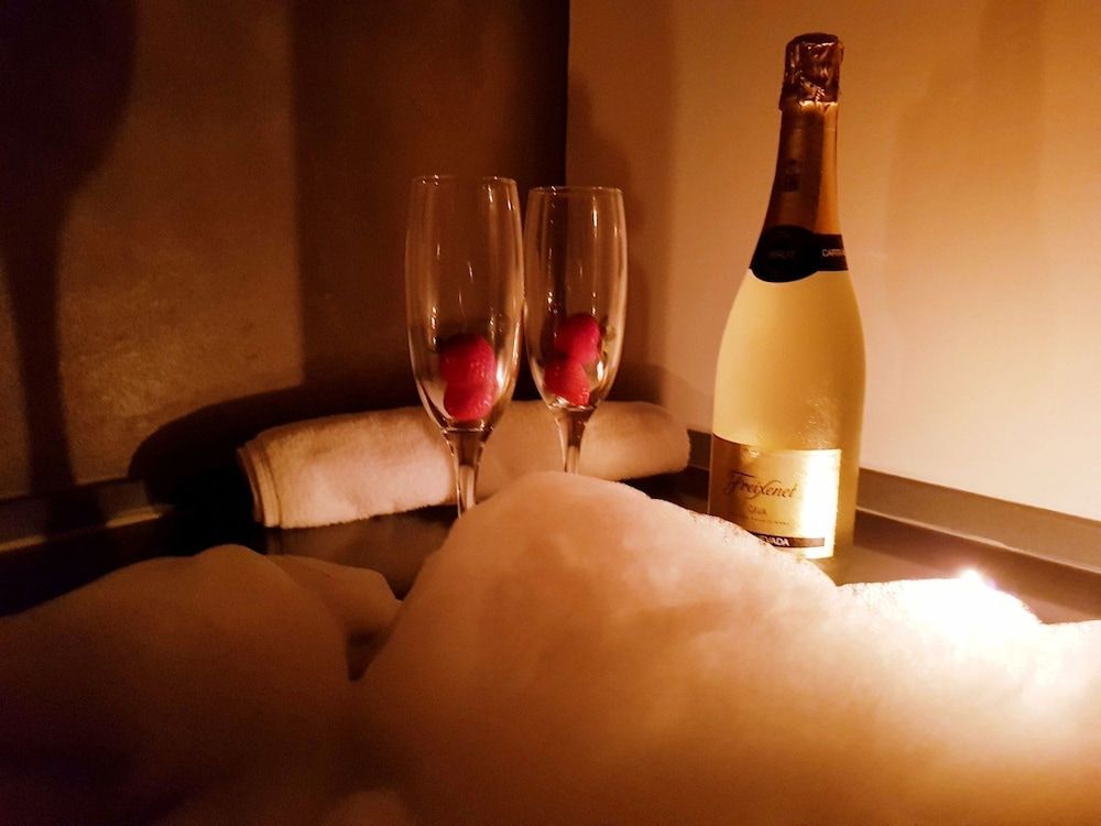 S30 Reina Victoria Suites Deluxe Apartment, Jetted Tub 10