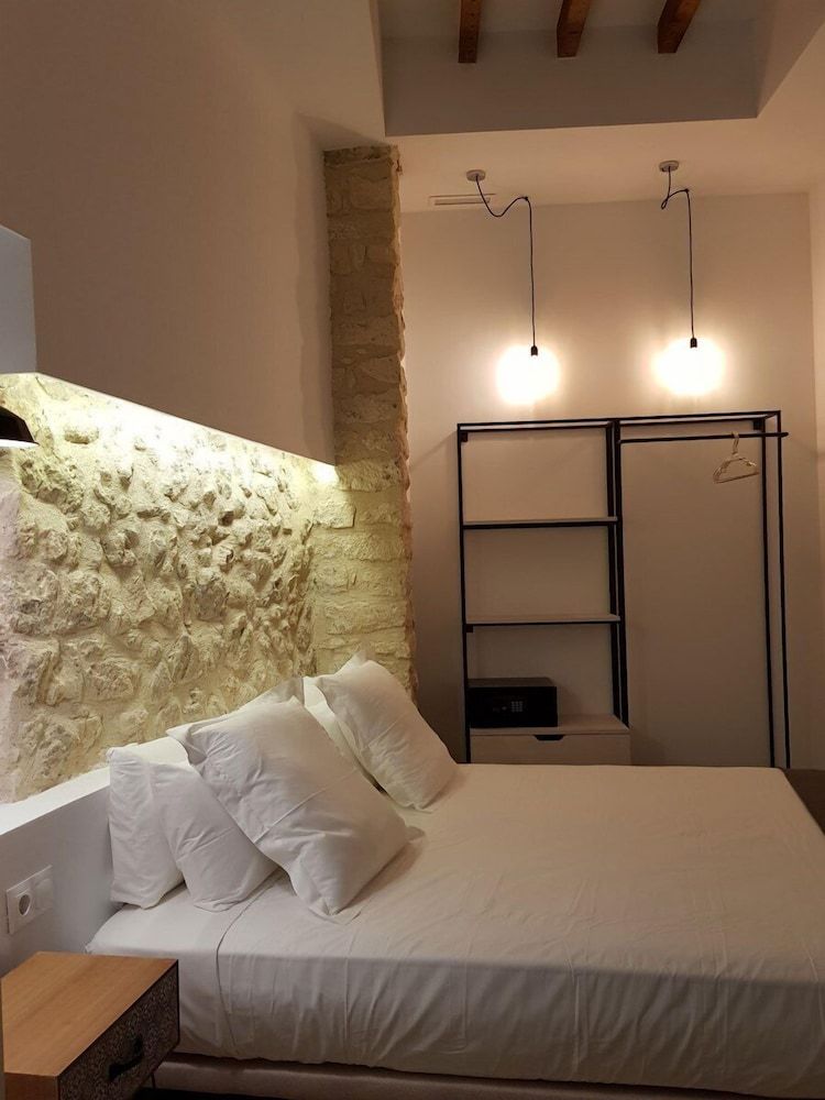 S30 Reina Victoria Suites Deluxe Apartment, Jetted Tub 4