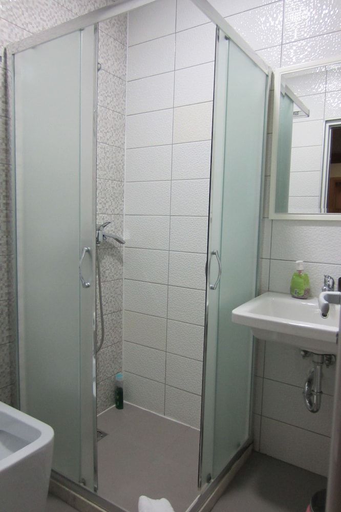 Freddy's Hotel Double Room, Ensuite 9