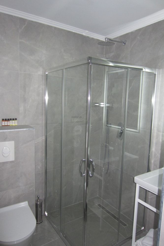 Freddy's Hotel Economy Triple Room 6