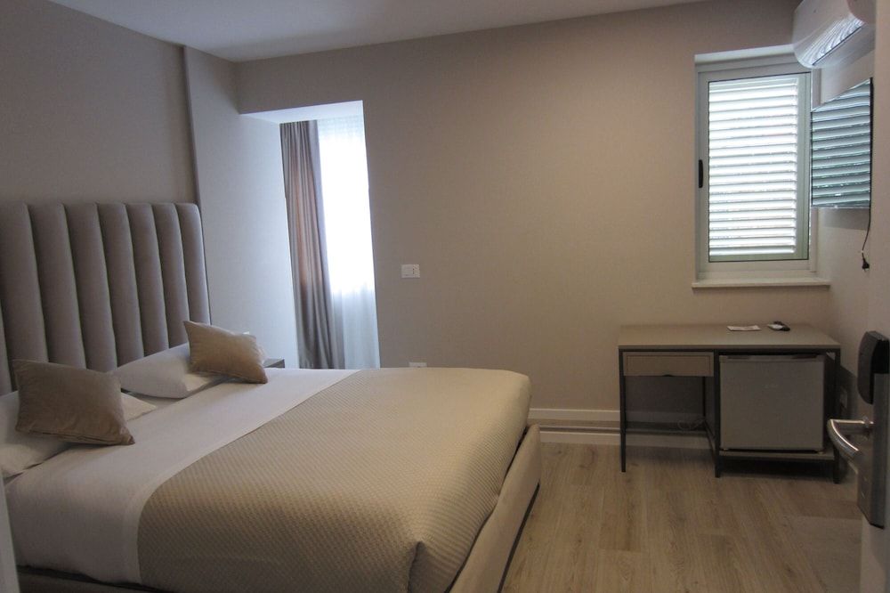 Freddy's Hotel Double Room, Ensuite 5