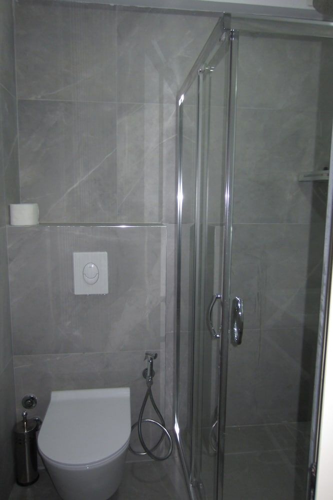 Freddy's Hotel Double Room, Ensuite 11