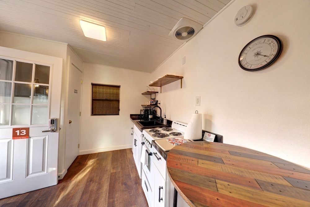 The Seaview Cottages Queen 1 Bedroom Cottage, Kitchen #12 (Pet Friendly) 2