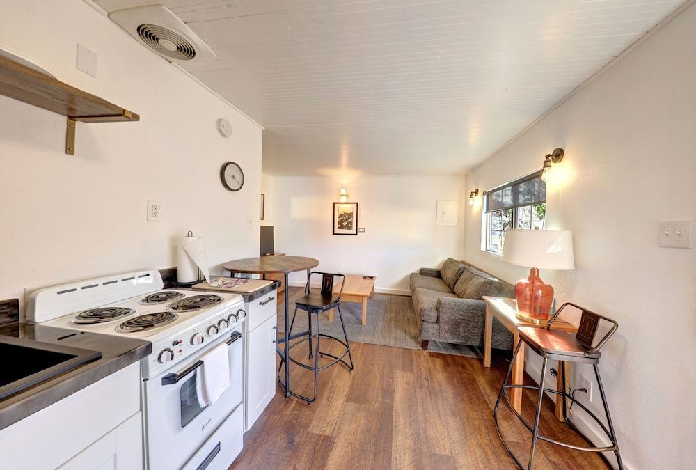 The Seaview Cottages Queen 1 Bedroom Cottage, Kitchen #12 (Pet Friendly) 4