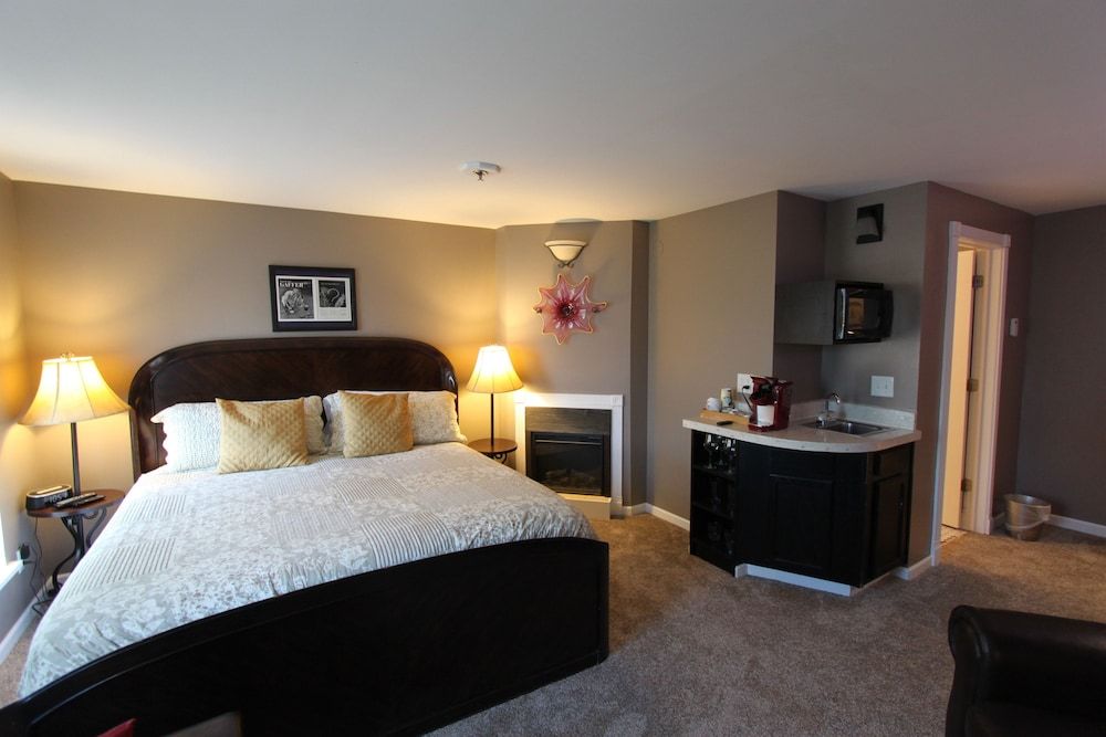 Deluxe Room, 1 King Bed with Sofa bed, Non Smoking, City View