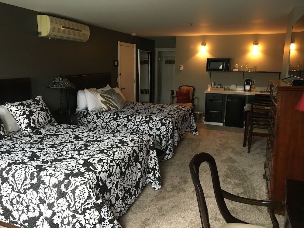 Classic Room, 2 Queen Beds, Non Smoking