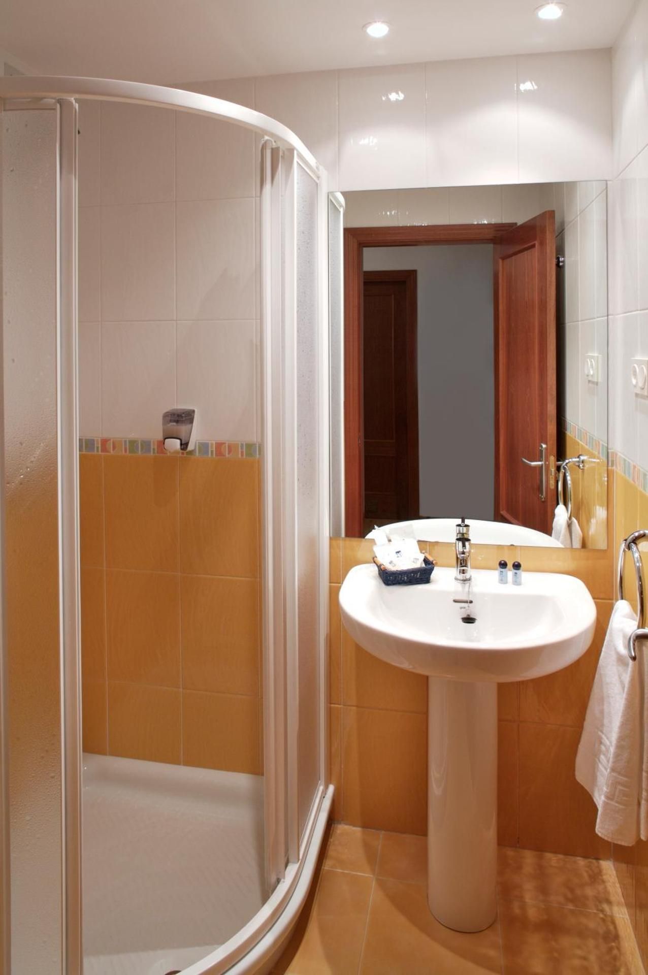Two-Bedroom Apartment (4-5 Adults)