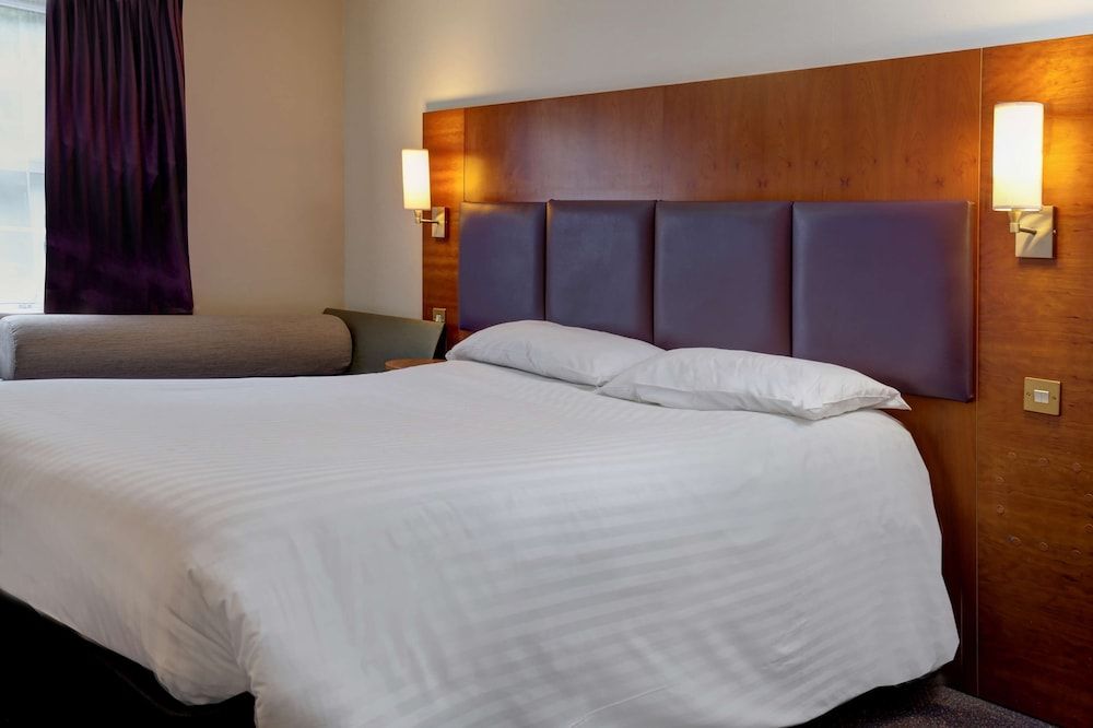 Plaza Chorley, Sure Hotel Collection by Best Western Standard Room, 1 Double Bed, Accessible, Bathtub 2