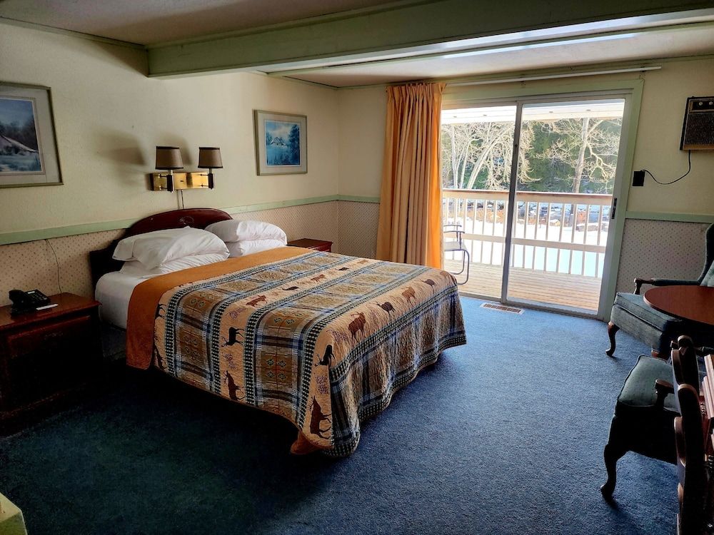 Economy Room, 1 Queen Bed, River View