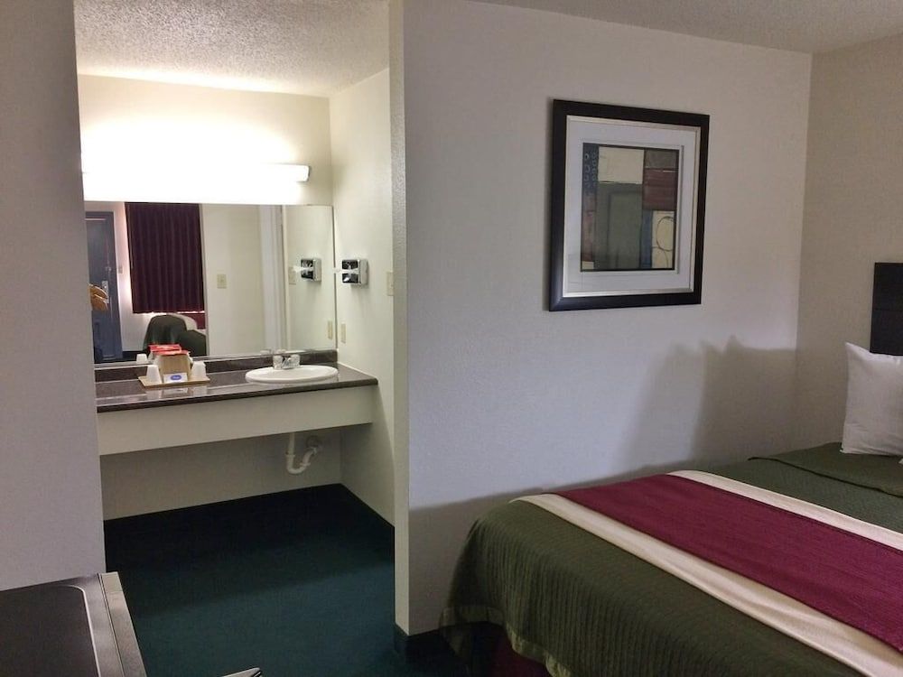 undefined Travel Inn & Suites 3