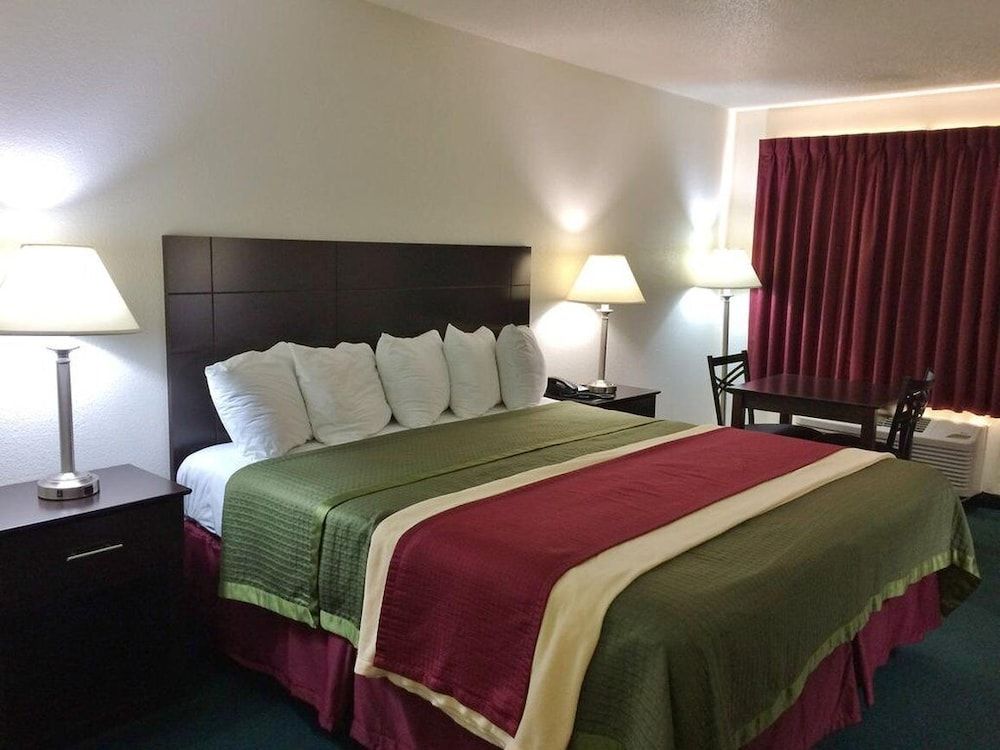Travel Inn & Suites Standard Room, 1 King Bed, Non Smoking, Refrigerator & Microwave 2