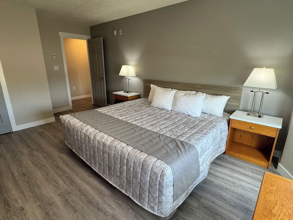 Western Budget Motel Leduc 3 Executive Apartment, 2 Bedrooms, Fireplace (3 Room) 6